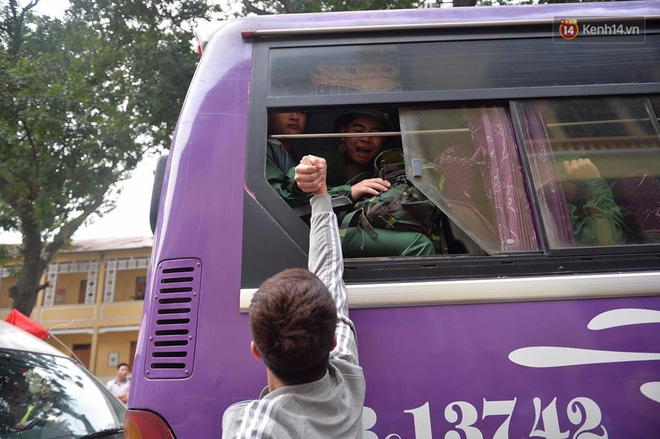 Những giọt nước mắt bịn rịn của người thân ngày tiễn tân binh lên đường nhập ngũ